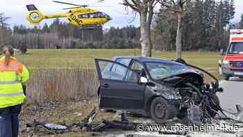 Mann (†46) rast mit VW Golf bei Aying frontal gegen Baum – tot
