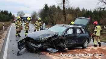Unfall auf „alter B12“: Audi kollidiert mit Lastwagen – Mann (38) aus Kreis Mühldorf schwer verletzt