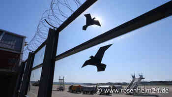 Verspätete Passagiere öffnen Notausgang und wollen über Rollfeld zu Flugzeug rennen