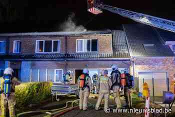 Schouwbrand mondt uit in dakbrand: huis onbewoonbaar, geen gewonden dankzij rookmelders