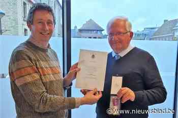 Voormalig algemeen directeur Rik Dekens ontvangt twee eretekens