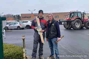 Eerst lokale actie van op de parking van de Colruyt, daarna trekt colonne boeren richting boerenprotest in Roeselare