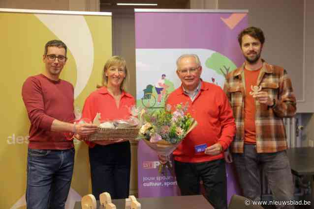 Roland koopt nietsvermoedend de 2.000ste Uitpas in Destelbergen, en krijgt er nog een houten kunstwerkje bij