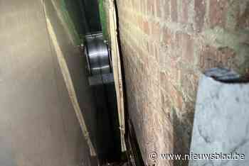 Hulpdiensten verbaasd: dakloze man zit tien uur lang vast in metersdiepe holte onder roltrap in Brussels metrostation