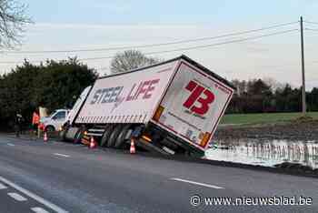 Vrachtwagen rijdt in gracht in Ranst: rijbaan volledig afgesloten voor takeling