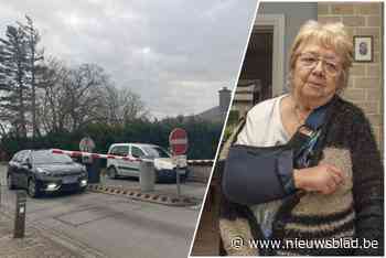 Margriet (76) krijgt slagboom van ziekenhuis op zich en breekt arm: “De pijn is niet te harden”