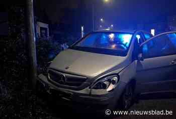 Man gearresteerd na wilde achtervolging waarbij hij auto van moeder in de prak rijdt: “Hij sloeg op de vlucht voor controle”