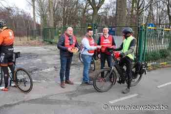 Vooruit trekt kaart van veilig fietsen: fietslichtjes en hesjes voor werknemers ArcelorMittal