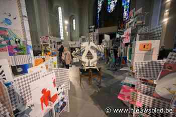 Leerlingen academie zetten groot kaartenhuis op in kerk in Borgerhout