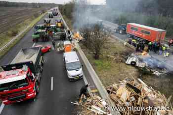 Boze boeren blokkeren grensovergang in Postel