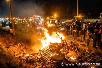 Tweehonderd boeren blokkeren E40: “Ik heb 300 hamburgers mee, dus we blijven tot het eten op is”