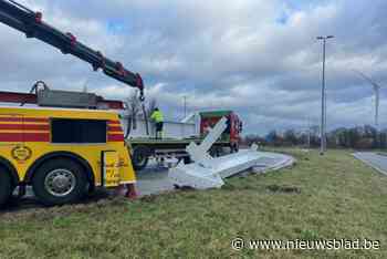 Ladingverlies blokkeert rotonde op de fly-over