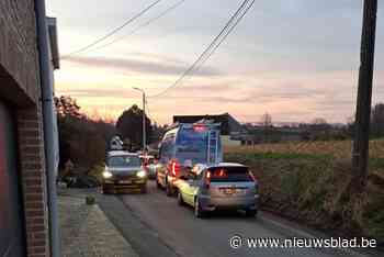 Landwegen kreunen onder honderden auto’s door boerenblokkades: gemeente voert maatregelen tegen sluipverkeer versneld in