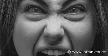 Junge Frau (20) in Kitzingen droht Freundin "abzustechen" - Mutter ruft Polizei