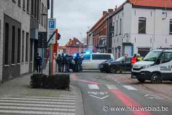 Verwarde twintiger bedreigt ambulanciers en verschanst zich urenlang in woning