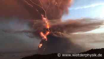 Blitze über Vulkanen liefern Lebensgrundlage