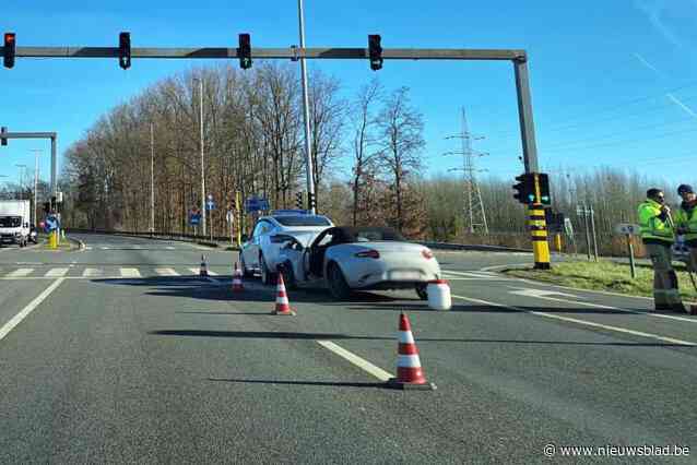 Twee gewonden bij kop-staartbotsing op Expresweg in Alken