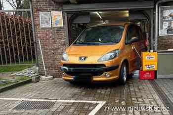 Bestuurder zet auto per ongeluk in achteruit en rijdt winkel van tankstation binnen