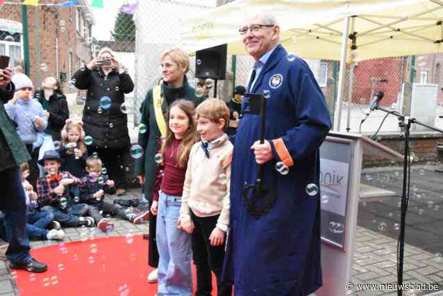 En toen werd de oude dorpsschool plots een afdeling van de universiteit: leerlingen overhandigen symbolisch sleutel aan VUB