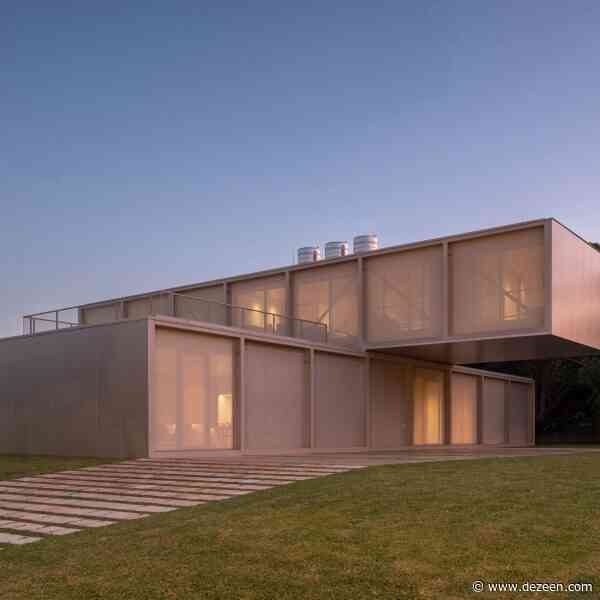 Bloco Arquitetos drapes screens over cantilevered steel house in Brazil