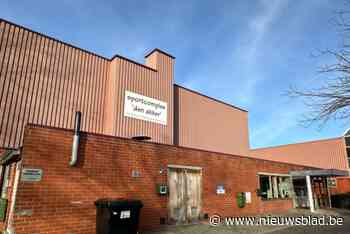 Zonnepanelen op dak sporthal Den Akker worden verwijderd: “Van zodra we nieuwe locatie vinden”