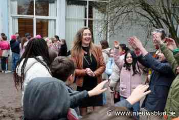 Martine is al tien jaar directeur en dat wordt gevierd: “Ze heeft De Kleurenboom weer op de kaart gezet”