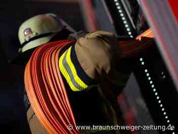 Unbekannte zünden Matratze und Container in Wolfsburg an