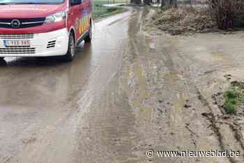 Fietsers vallen in modderstraten