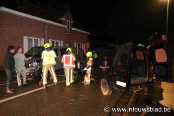 Wagen van brandweerman voor zijn deur aangereden