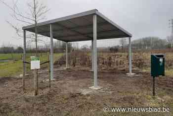 Technische diensten maken en plaatsen schuilhut aan Keerpuntbos