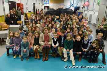 Juf José (62) uitgewuifd met afscheidsshow vol anekdotes