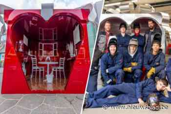 Leerlingen Sjabi Schuttershof versieren Dorpshart met valentijnstafereel