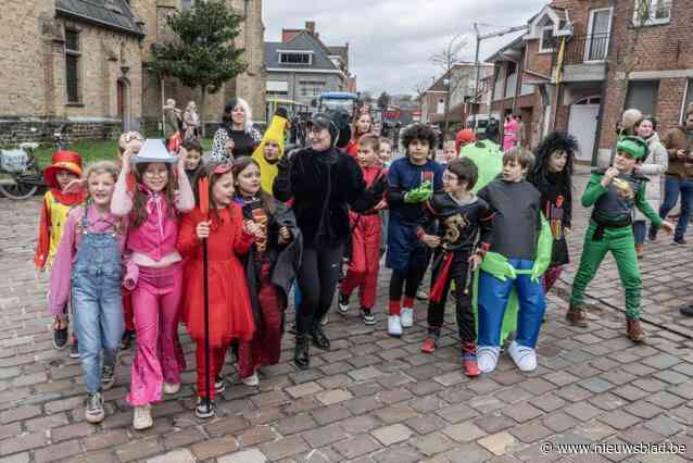Leerlingen De Bunderboog trekken in carnavalsstoet door dorpscentrum