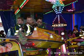 Kleutertjes VBS De Toren geven aftrap kermis Achterbos