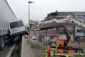 Spectaculaire beelden: bestelwagen wordt net niet van brug geduwd na ongeval