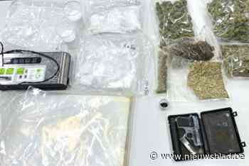 Politie neemt drugs en wapens in beslag tijdens huiszoekingen