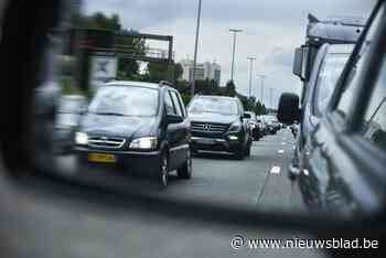 Twee rijstroken versperd na aanrijding
