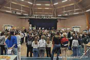 Leerlingen en professionals gaan met elkaar in gesprek op beroepenbeurs