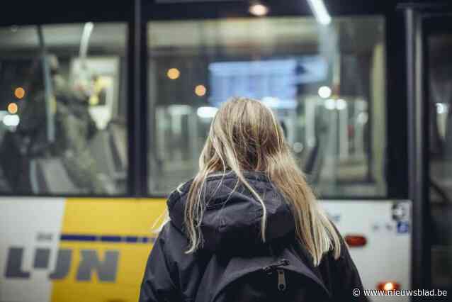 “Kinderen zomaar achterlaten: dat doe je niet”: ouders dienen klacht in nadat buschauffeur deur sluit voor Charlize (14) en doorrijdt