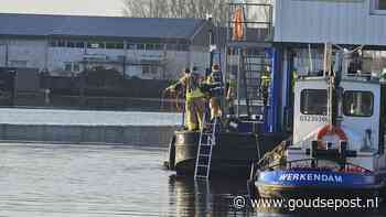 Brandweerduikers halen persoon uit water Hollandsche IJssel
