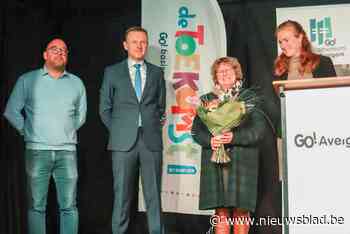 Basisschool zet afscheidnemende juf Mieke in de bloemetjes