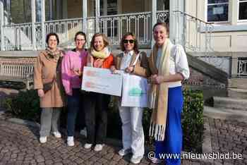 Lints feestcomité steunt Kinderkankerfonds met cheque