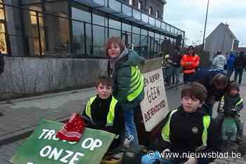 Ludieke actie voor boerenprotest aan basisschool Huise