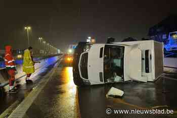Bestelwagen met koeling rijdt tegen vangrail en belandt op zijkant op A12 in Schelle