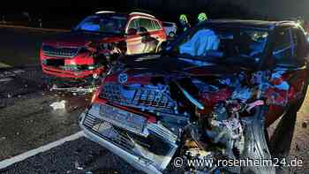 Unfall auf B15: Toyota und Skoda krachen frontal ineinander  - zwei Verletzte und hoher Schaden