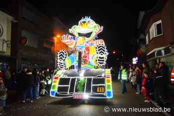 Massa volk op de been in Neerpelt voor lichtstoet met lasers en vuurwerkfontein