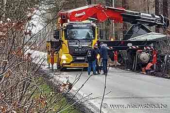 Vrachtwagen belandt in berm in Herent