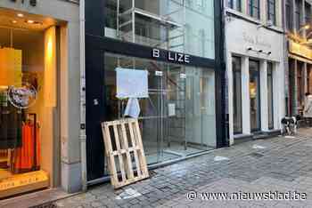 Na 22 jaar trekt kostuumwinkel weg uit centrum Gent: “Klanten willen voor de deur parkeren”