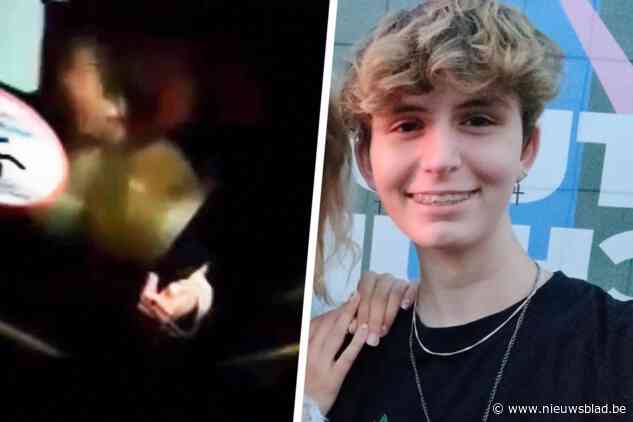 Femke (16) hing kilometerslang aan buitenkant van bus door softwarefout: “Reizigers moeten ook beter doorschuiven”