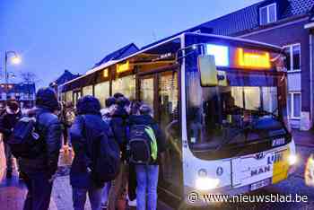 Leerlingen raken niet op overvolle bus tussen Achel en Pelt: “Geregeld blijven er dertig staan”